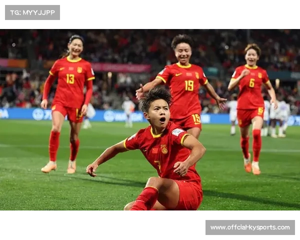 团队精神铸就胜利：拜仁女足客胜巴黎赛后更衣室纪实